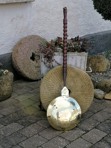 The warm basin of brass dated 1805