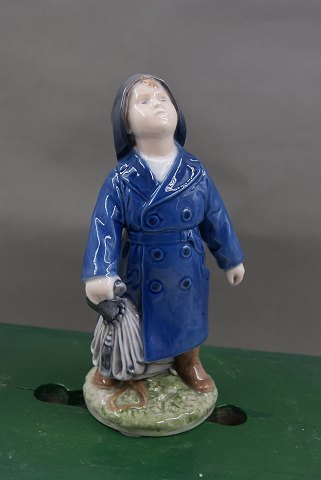 Royal Copenhagen porcelænsfigur nr. 3556, Dreng i regnfrakke med paraply 