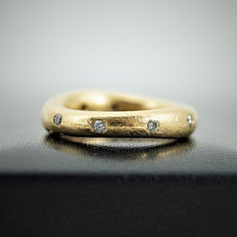 Ole Lynggaard, Charlotte Lynggaard; Love ring nr. 4 med diamanter, 18 kt. guld, 
str. 48