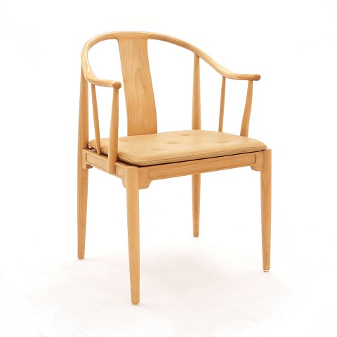 Hans J. Wegner, 1914-2007: Kinastolen i kirsebær. 
Produceret af Fritz Hansen