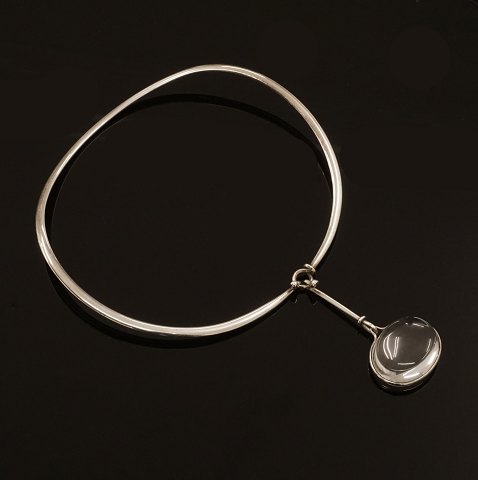 Vivanne Torun Bülow-Hübe for Georg Jensen: 
Halsring i sterlingsølv. Vedhæng prydet med 
bjergkrystal, "Dew Drop". Design fra år 1955