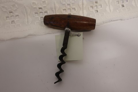 Corkscrew, old
This old corkscrew with a very good grip made of wood, would be able to tell 
you some stories from the old times if it could speak
We have a large choice of items for the collectors
Please contact us for further information