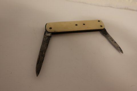For the collector:
Pocket knife with sides made of bone
L: 7cm