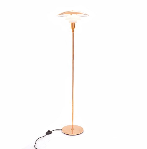 Poul Henningsen: Standerlampe PH 3½/2½ i kobber. 
Ekstra  overskærm i hvidt opalglas medfølger. Pæn 
stand. H: 131cm