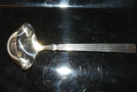 Bernadotte Sauce Ladle # 153
Produced by Georg Jensen.
Length 19 cm.