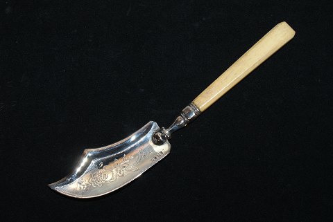 Sølv ostekniv med benskaft
Fra år 1855
stemplet JS JS
Længde 19 cm