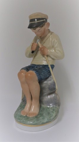 Königliches Kopenhagen. Porzellanfigur. Junge schneiden. Modell 905. Höhe 18 cm. 
(1 Wall).