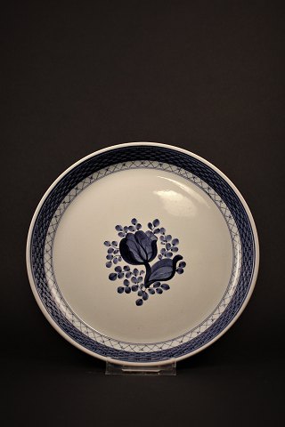 Royal Copenhagen - Aluminia Tranquebar faience lunch dish / round center piece 
to cabaretfad.
RC# 11/1195.