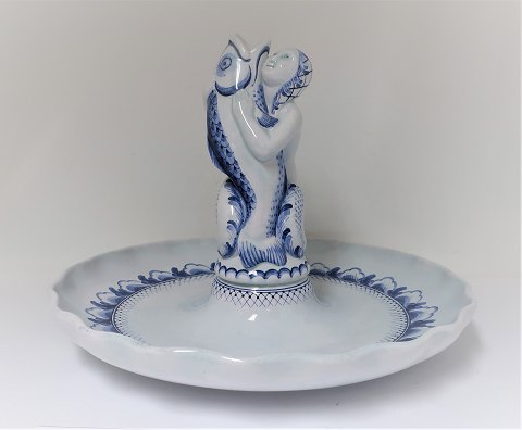 Aluminia Tranquebar 3050-1078. Large fajances centerpiece. Mermaid with fish. 
Diameter 31. Height 22.