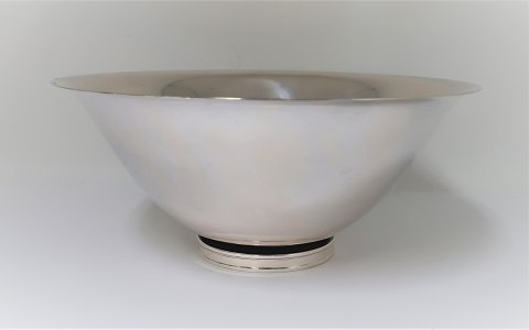 Evald Nielsen. Silber Schüssel zu Fuß (830). Durchmesser 22,5 cm. Höhe 10 cm. 
Produziert 1946.