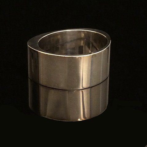 Georg Jensen: Kraftig armring i sterlingsølv. 
Dessin 422E. Indvendige mål: 6x5,2cm. V: 106,9gr