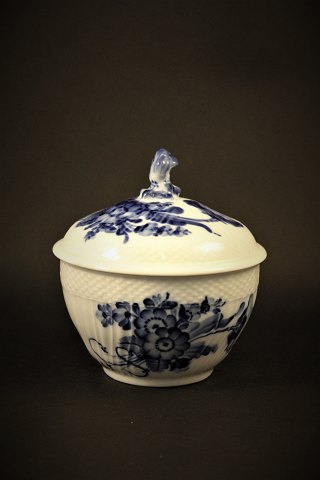 Royal Copenhagen Blue Flower Curved sugar bowl with lid.
H:13cm. Dia.:12cm.
RC# 10/1679.