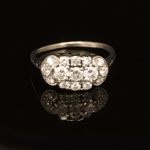 A 18kt whitegold ring with 15 diamonds of circa 
0,97ct. Ringsize: 58