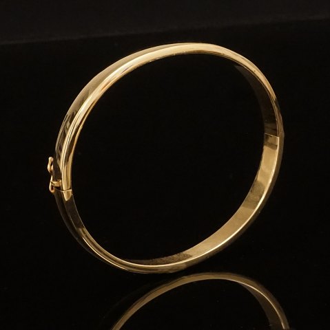 Ovaler Armring aus 14kt Gold. Masse innen: 
5,3x6,0cm