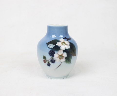 Lille vase dekoreret med brombærbusk, nr.: 288 45-5, af Royal Copenhagen.
5000m2 udstilling.

