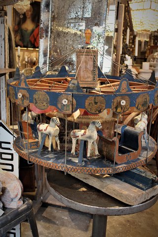 Decorative 1800s tivoli carousel in painted wood, metal and fabric with, among 
other things, fine carved white horses....
H: 66cm. Dia.:75cm.