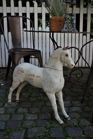 Svensk 1800 tals hest i udskåret træ med gammel afskrabet original råhvid farve 
og en super fin patina.
H:58cm. L:62cm.
