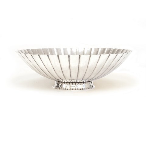 Siegvard Bernadotte für Georg Jensen: Schale aus 
Sterlingsilber. H: 7,2cm. D: 22,5cm. G: 478gr