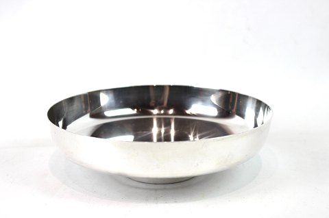 Bowl, no.: 1132 B, of 925 sterling silver by Georg Jensen.
5000m2 showroom.