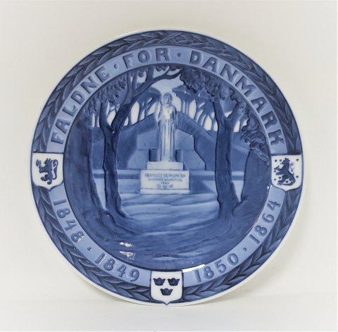 Royal Copenhagen. Memorial Plate # 192. Memorial plaque for the fallen 
volunteers. Diameter 19.5 cm. Produced 1920.