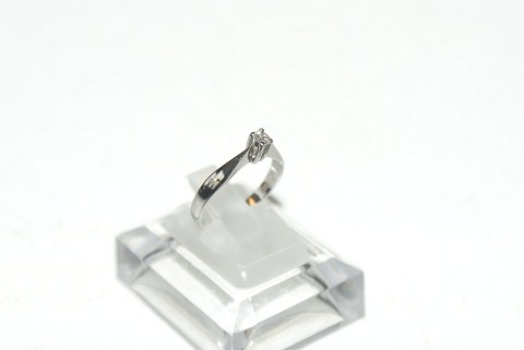 Elegant ladies ring with brilliant in 14 carat white gold