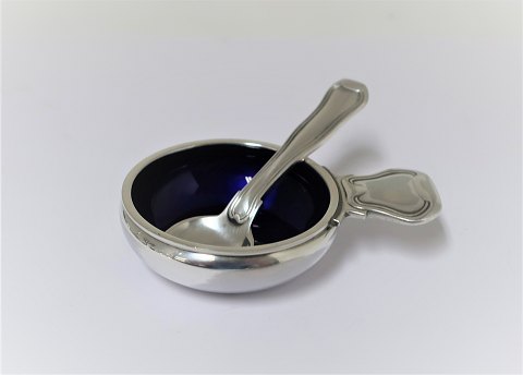 Georg Jensen. Dobbeltriflet, Salz Keller mit blauer Emaille sowie Salz Löffel. 
Sterling (925).