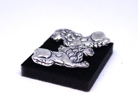 A pair of brooches in the shape of lions of 925 sterling silver.
5000m2 showroom.