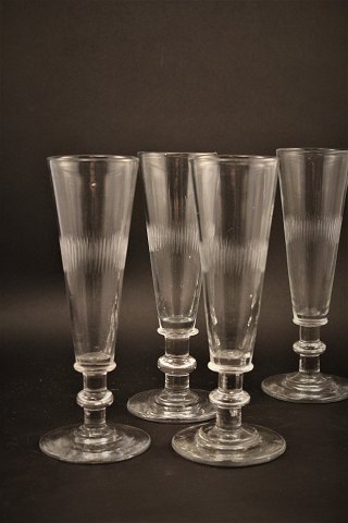 Fint , gammelt fransk champagne glas / fløjte i krystalglas med fin , enkel 
slibning. H:17,5cm. Dia.:5cm.
8 stk. haves.