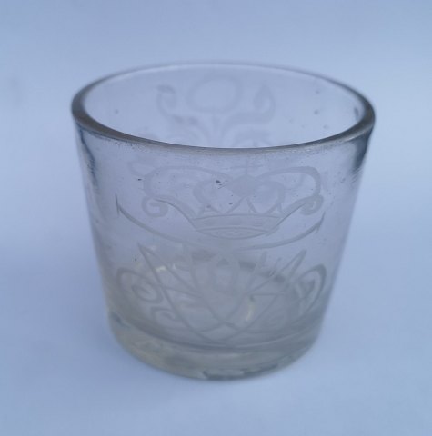 Barok glas med Kong Frederik 4. monogram