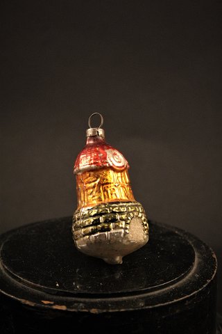 Old Christmas decorations in glass for the Christmas tree with a nice patina. 
Height: 7.5cm.