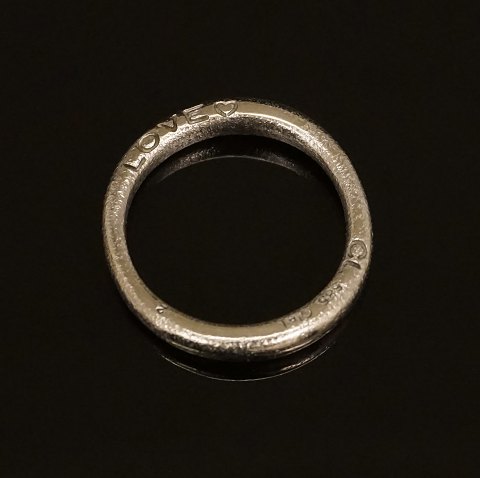 Charlotte Lynggaard: "Love" ring i 14kt hvidguld. 
Ringstr. 54