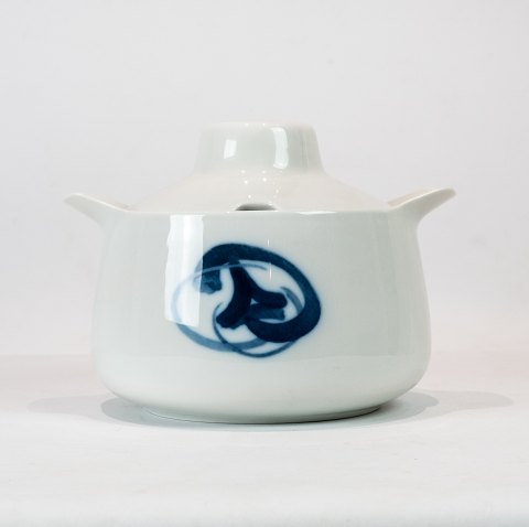 Tureen in Blue Koppel, no.: 512, by Bing and Grøndahl.
5000m2 showroom.