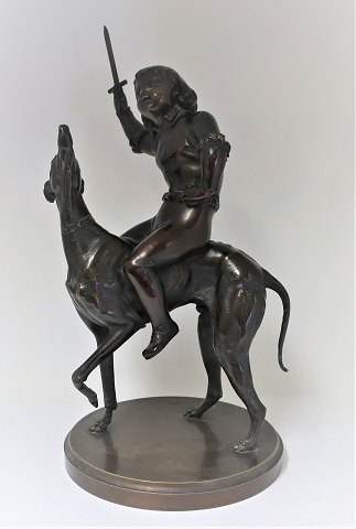 Bronzefigur. Junge sitzt auf Windhund. Höhe 45 cm.