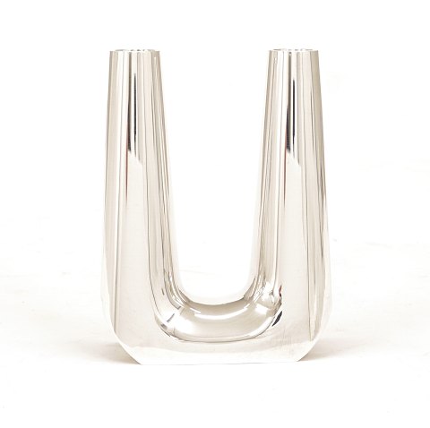 A Søren Georg Jensen Sterlingsilver candlestick 
for two candles. Made for Georg Jensen. #1087. H: 
17,5cm. W: 846gr