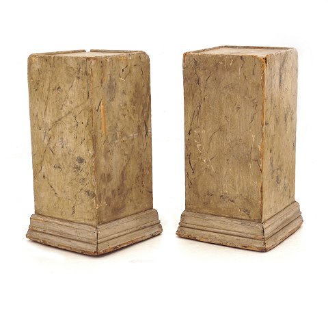 A pair of original decorated pedestals. Sweden 
circa 1820. H: 49cm. Base: 26x26cm