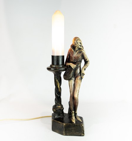 Bordlampe i marmor dekoreret med figur.
5000m2 udstilling.