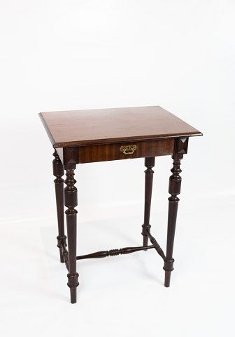 Small antique side table, in great vintage condition from the 1880s.
5000m2 showroom.