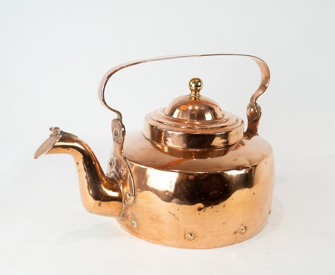 Smaller teapot of copper, in great vintage condition from the 1820s.
5000m2 showroom.