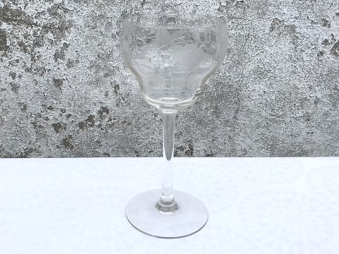 Glas mit optischen Streifen und Rosenschleifen
Weißwein
* 70kr