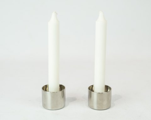 A pair of low candlesticks in aluminum, stamped BRF.
5000m2 showroom.