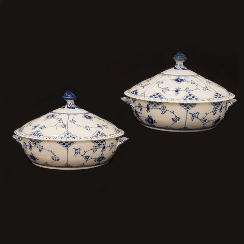 A pair of Royal Copenhagen small tureens. #1128. 
H: 15cm. D: 24cm