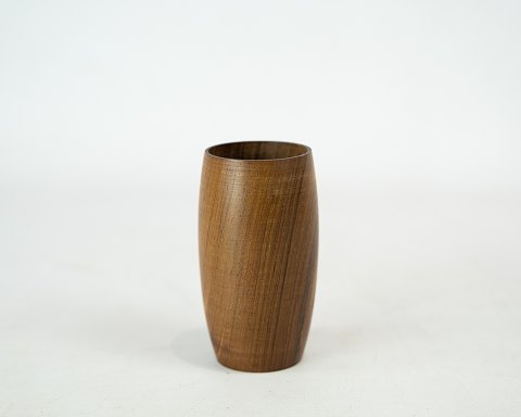 Lille vase i teak af dansk design fra 1960erne.
5000m2 udstilling.