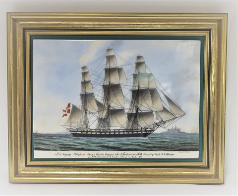 Bing & Gröndahl. Porzellan. Dänische Schiffsporträts. Bild der Fregatte 
"Friedrich der Siette". Maße: Breite 38* 30 cm. 3500 wurden produziert und 
dieser ist nummer 2350.