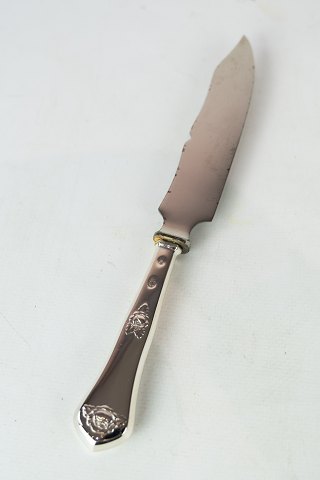 Cake knife in Rose, of hallmarked silver.
5000m2 showroom.