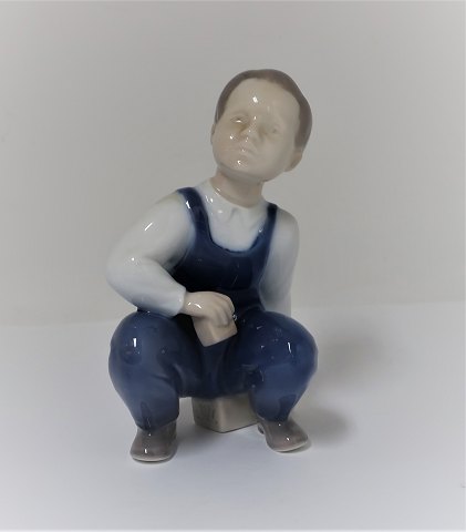 Bing & Grondahl. Porzellanfigur. Sitzender Junge. Modell 2402. Höhe 12 cm. (1 
Wahl)