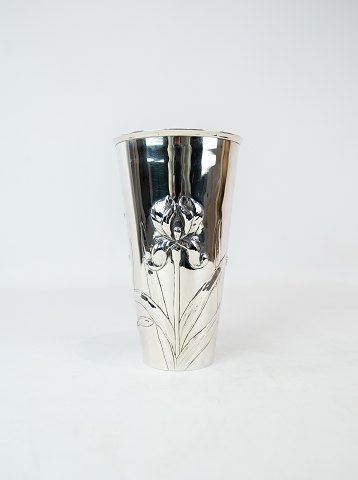 Vase decorated with a rose of hallmarked silver.
5000m2 showroom.
