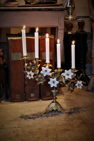 French 1800s church candlestick in bronze for 5 candles decorated with 5 old 
white opal flowers.
H:42cm. W:48cm.