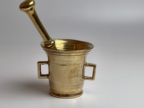 Antique brass mortar with pistil, stamped, 10 centimeters high with 19.80 cm 
pistil