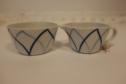 Lyngby - Danild 40, Denmark
Harlekin - / Blå Flamme mønster (Harlequin / Blue flame pattern)
Cream jug and sugar bassin in a set
The prices is for the set of cream jug and sugar bassin
