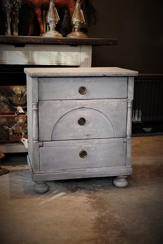 Swedish 1800 century mini chest of drawers in painted wood with 3 drawers and 
fine patinated gray color. H:62cm. W:54cm. D:36,5cm.